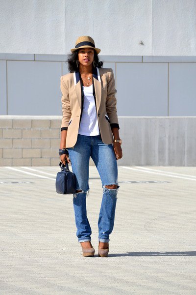 Tan oversized blazer with blue straight leg jeans and floppy hat
