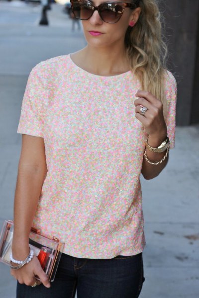 White and peach patterned short sleeve blouse with black skinny
jeans