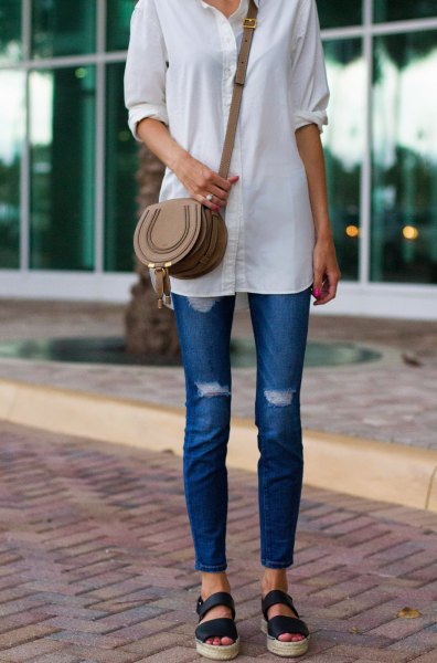 White buttoned long shirt with blue skinny jeans and slide sandals