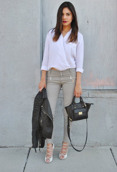 White buttonless shirt with gray skinny jeans and sandals