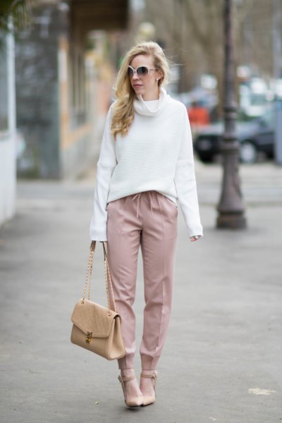 White turtleneck with pink pants and heels