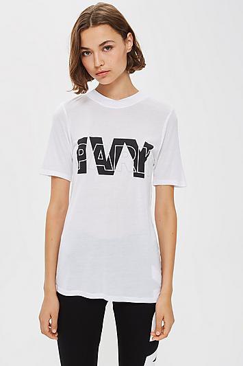 White fitted t-shirt with black skinny jeans