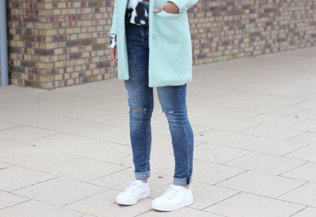 Long white fleece blazer with slim-fit jeans with cuffs and platform sneakers