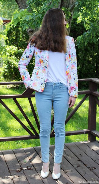 White floral blazer paired with lightweight, slim-fit jeans