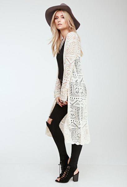 White long crochet cradigan with ripped black skinny jeans
