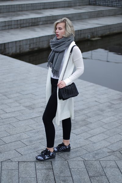 White long cardigan sweater with gray fringed scarf and black skinny jeans