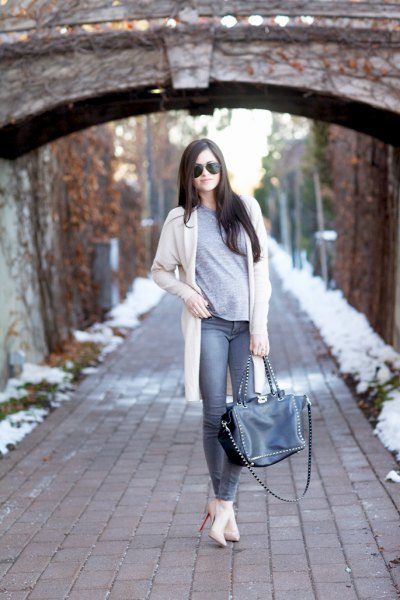White long cardigan with gray t-shirt and skinny jeans