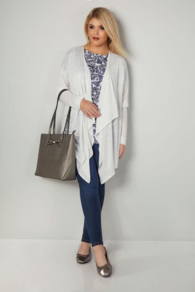 White long cardigan with tribal pattern top and dark blue trousers