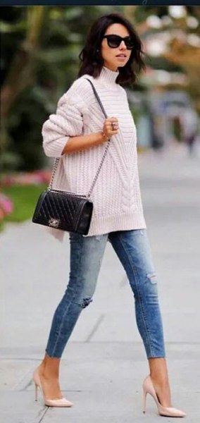 White ribbed turtleneck sweater, blue jeans and pink heels