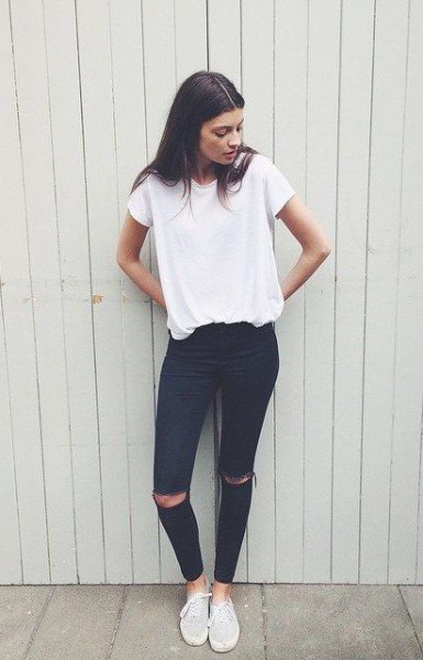 White oversized t-shirt with black ankle length jeans and canvas sneakers