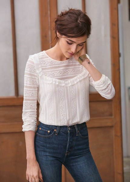 White patterned blouse with blue skinny jeans with a high waist