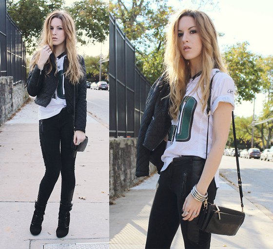 White printed t-shirt with black skinny jeans and leather shoulder bag