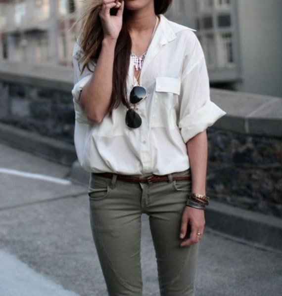 White relaxed fit shirt with buttons and gray skinny jeans