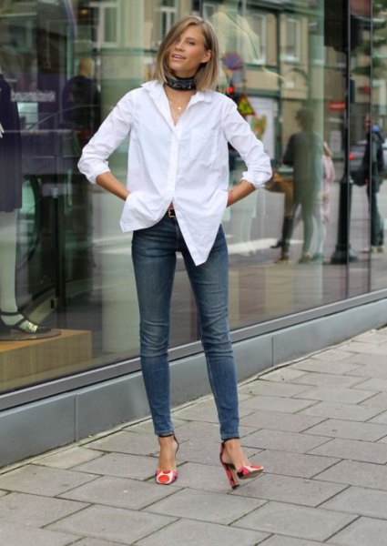 White shirt with a black collar and high-rise skinny jeans