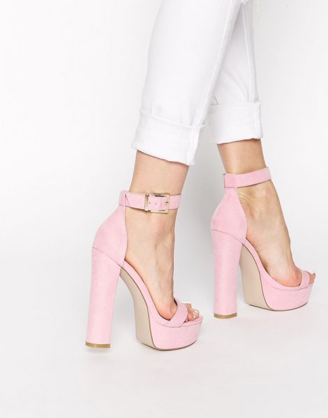white ankle length skinny jeans and light pink platform heels
