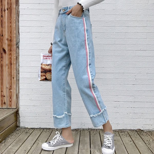 White sweater with light blue pleated cropped jeans and gray canvas sneakers