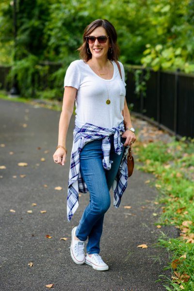 White V-neck t-shirt, jeans and blue plaid shirt that ties around
the waist