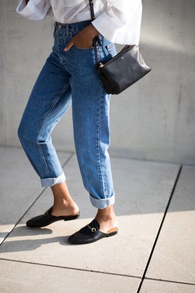 White blouse with wide sleeves, mom jeans and slip-on loafers