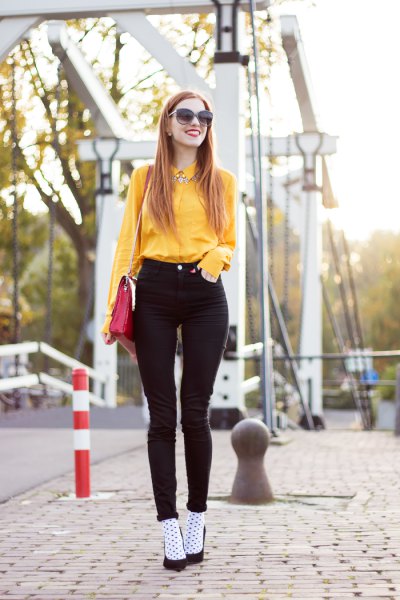 Yellow button down shirt and high waisted black skinny jeans