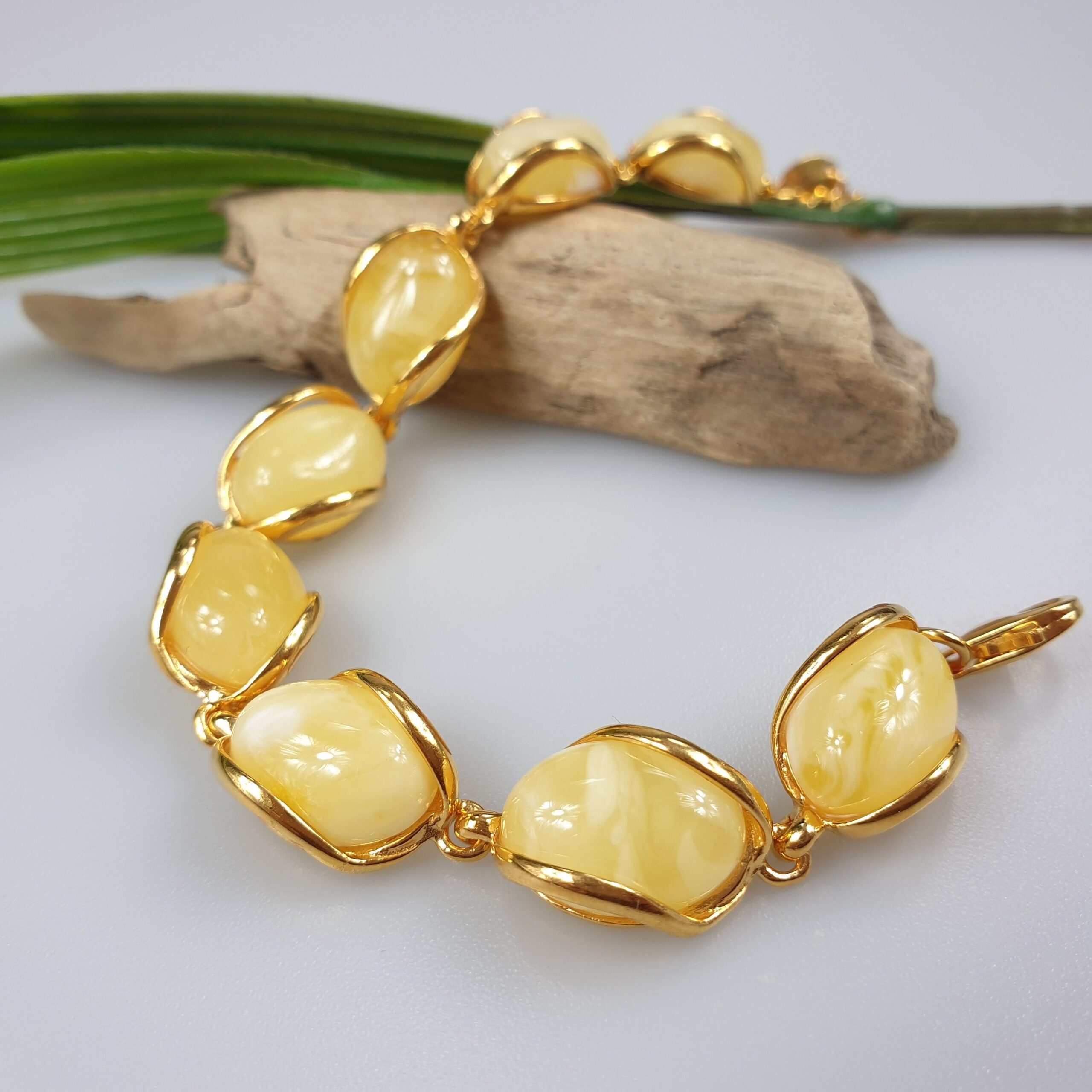 The healing properties of amber bracelet:
A guide to its benefits