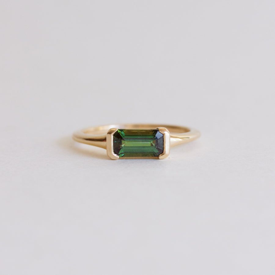 Groom your personality with elegant emerald ring