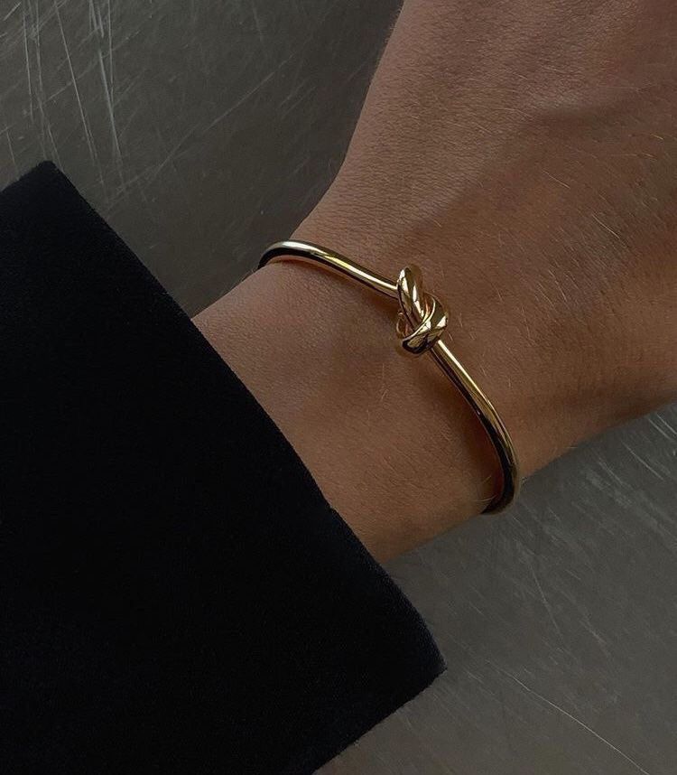 The Ultimate Guide to Gold Bangles:
Types, Styles, and Tips for Wearing