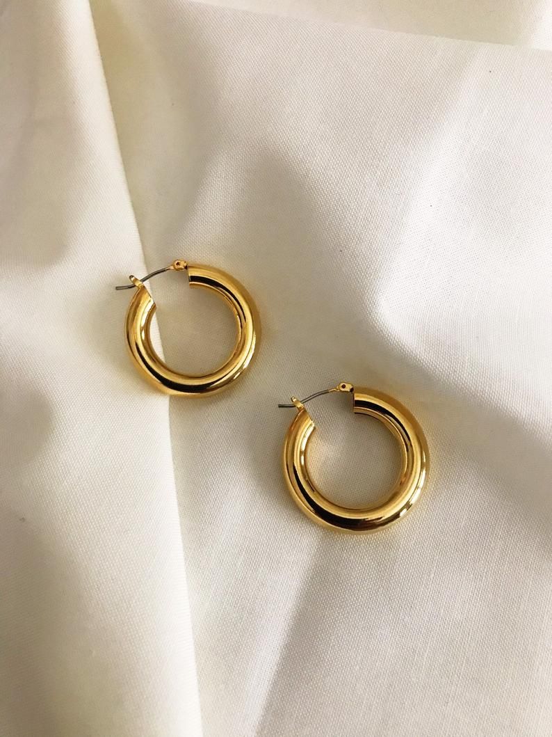 Wear eye-catching and beautiful gold earring studs