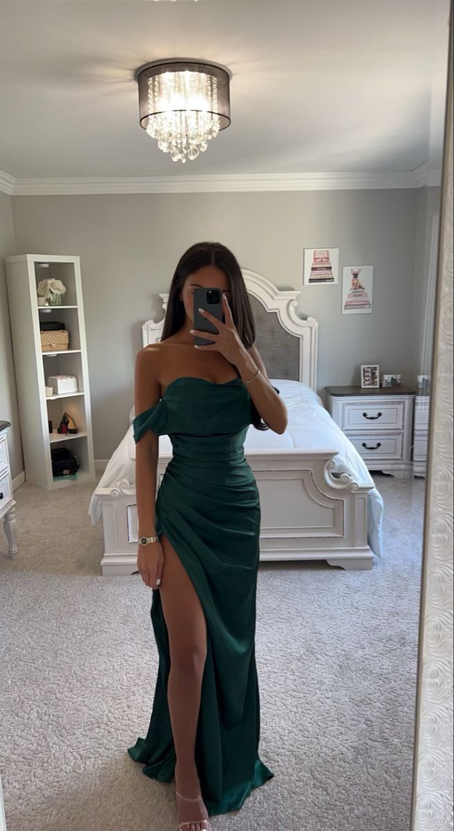 Have an eye on amazing collection of graduation dresses