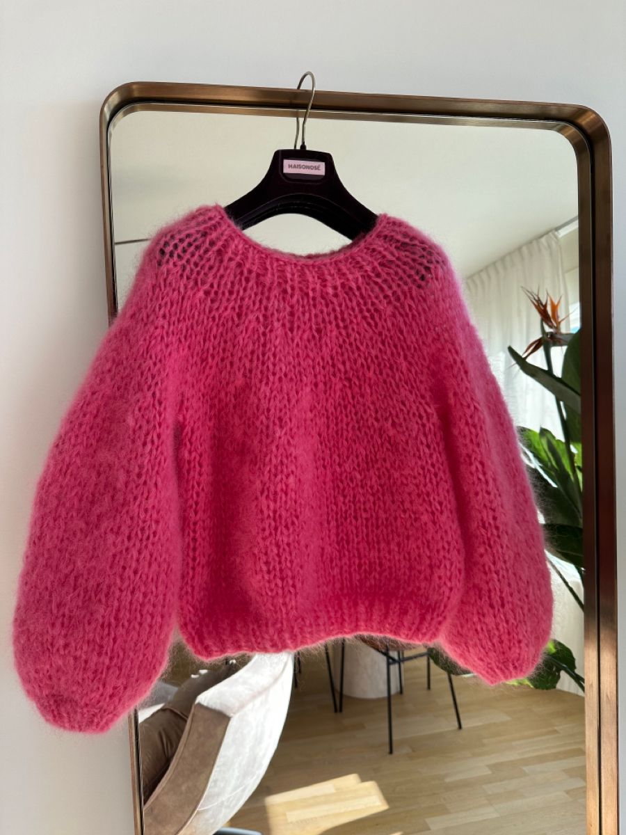 Fabulous Ways to Style Your Pink Pullover
This Season