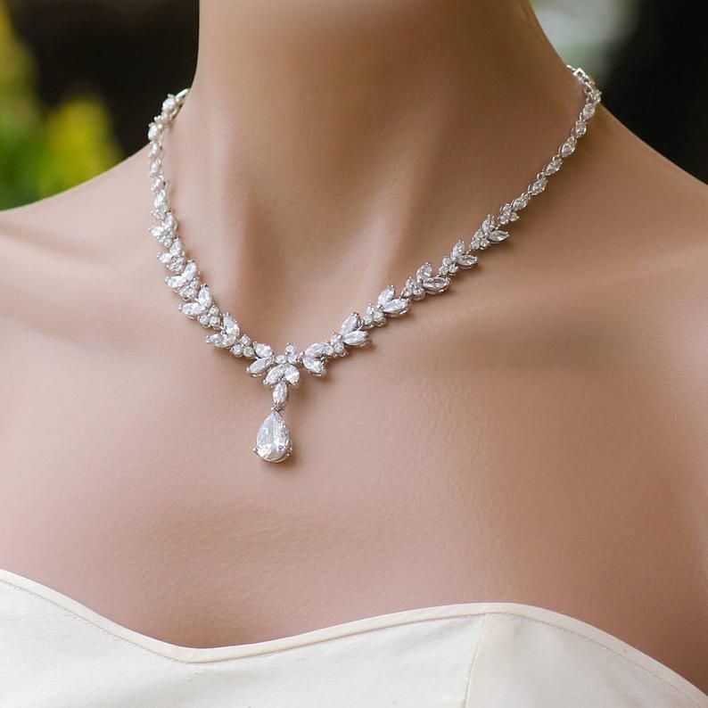 Wear fashionable and trendiest diamond necklace on wedding function