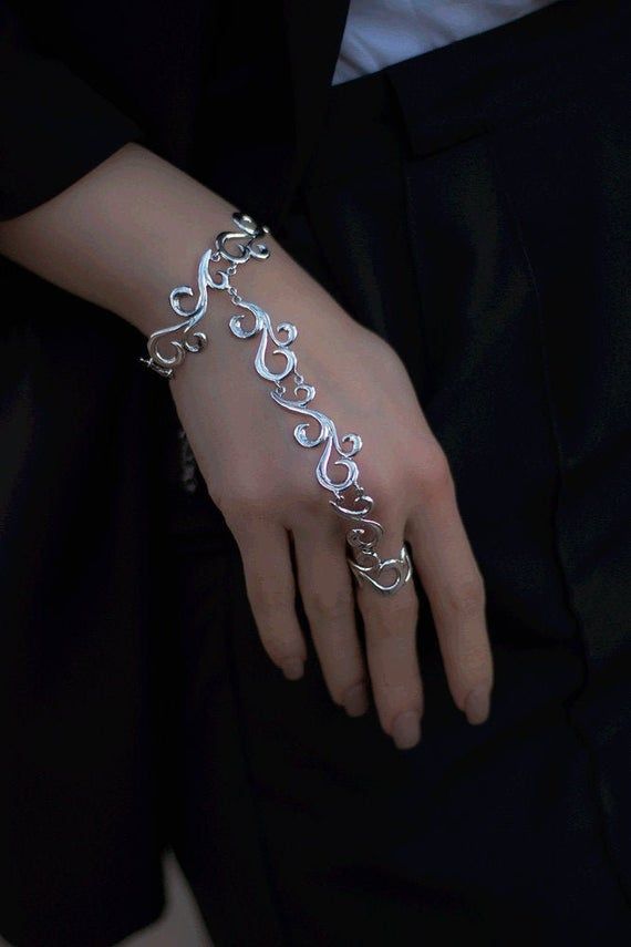 Buy elegant bracelets to wear to adore your beauty