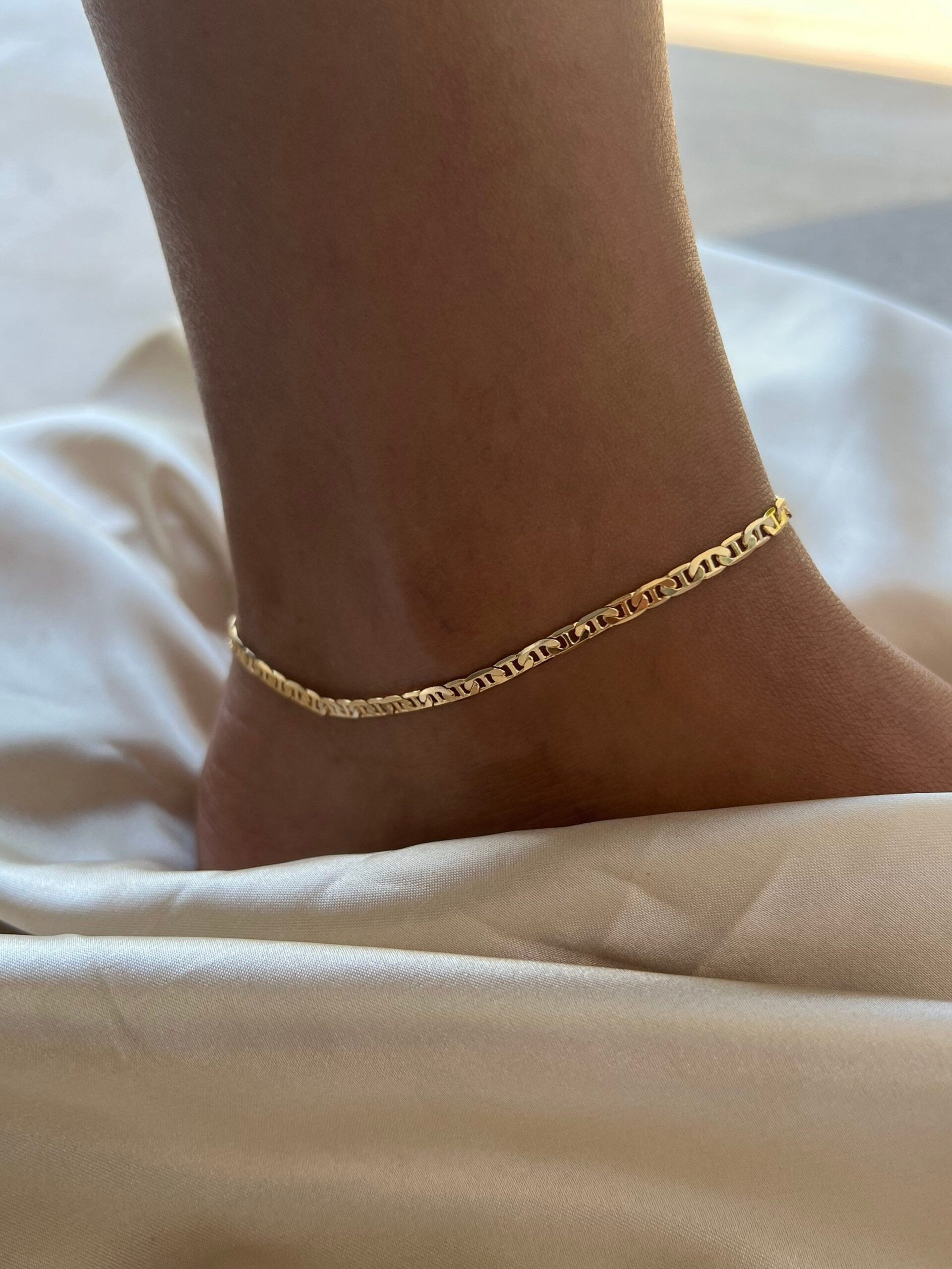 Beautiful designs of gold anklet to look appealing