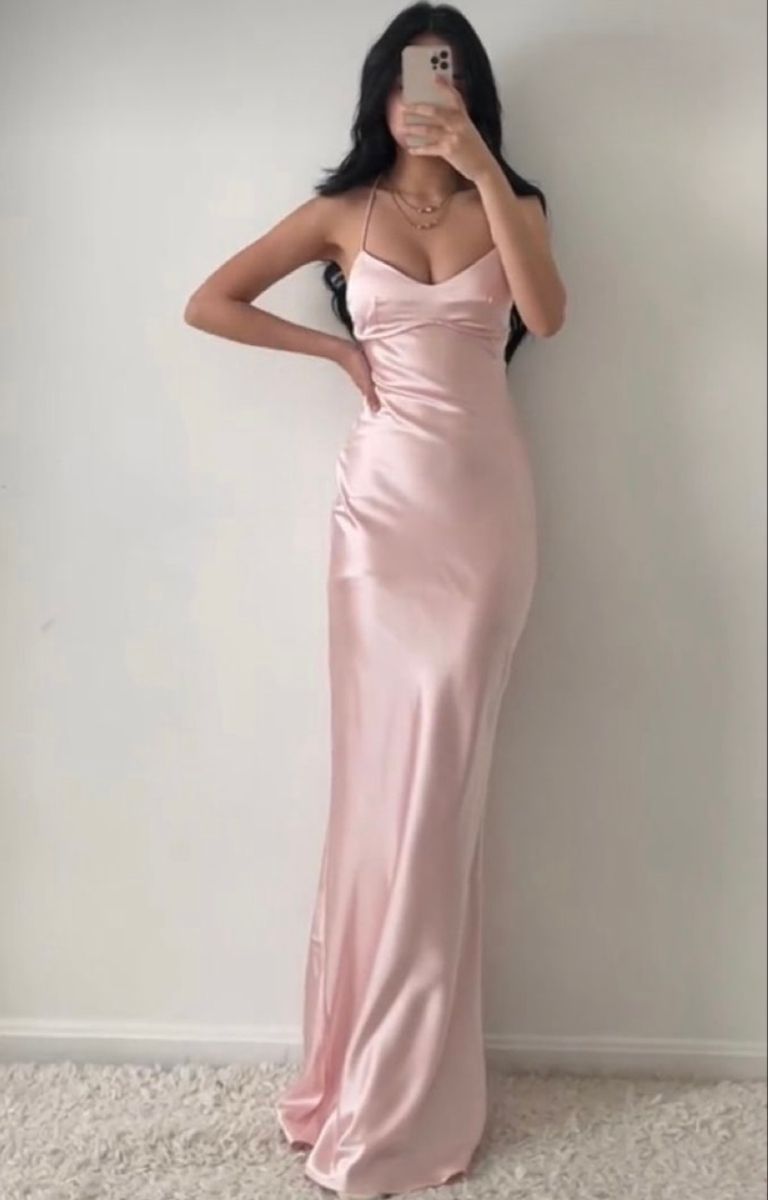Have an eye on amazing collection of graduation dresses
