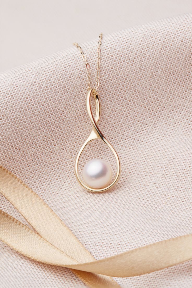 Go stylish and crazy with pearl pendant necklace