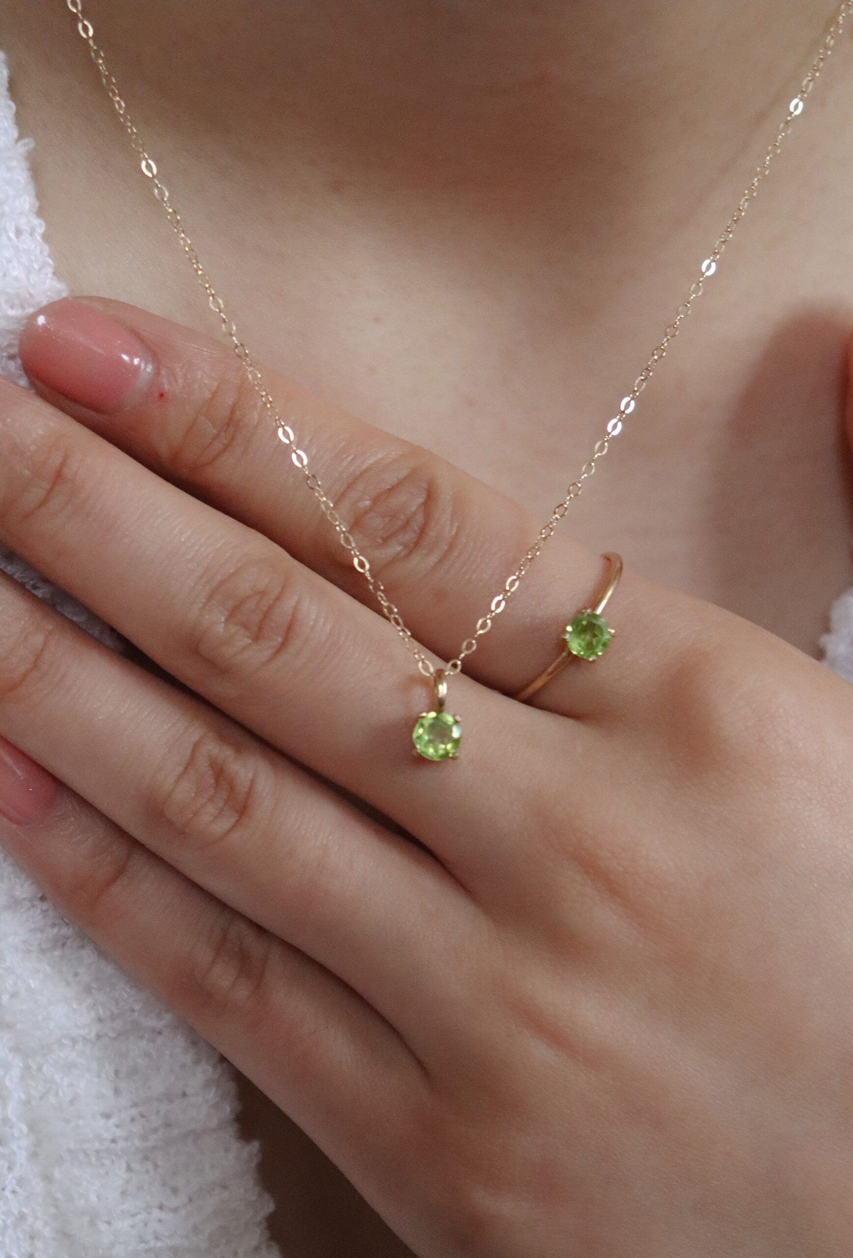 Get best looks with peridot necklace