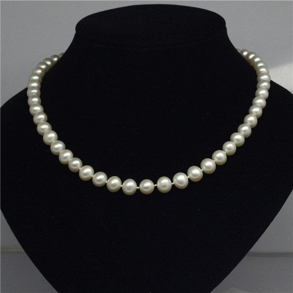 The Timeless Elegance of a White Pearl
Necklace