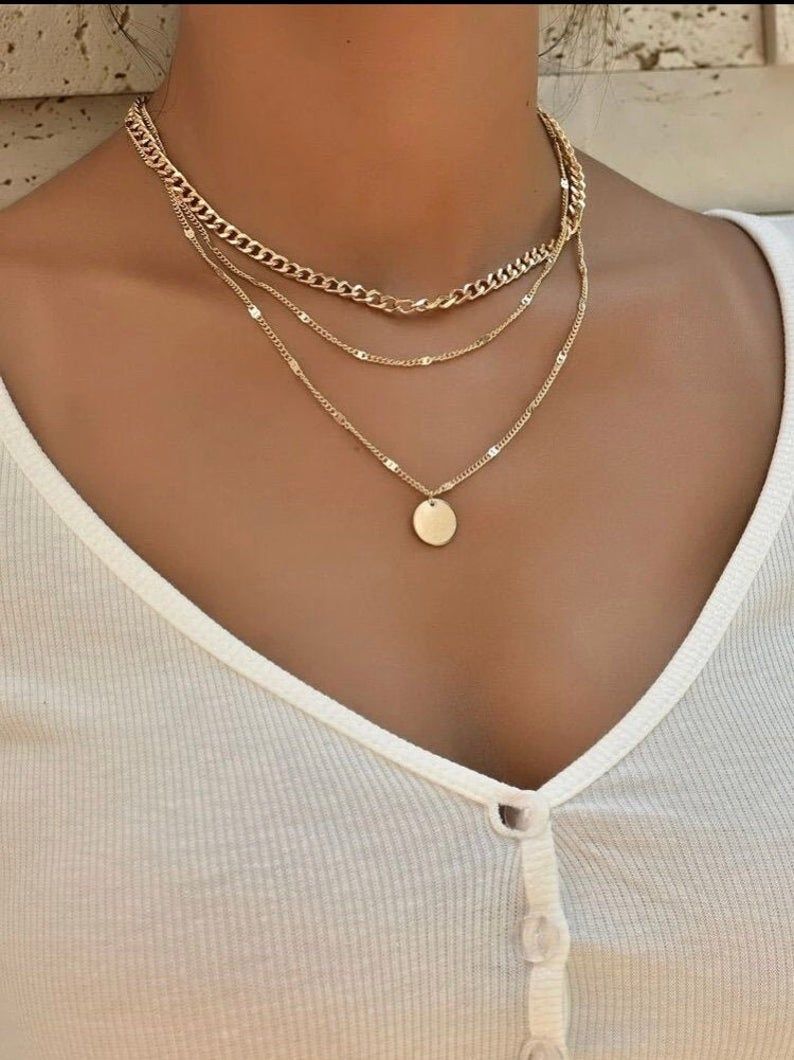 Choose perfect range of necklaces for women with trendy designs