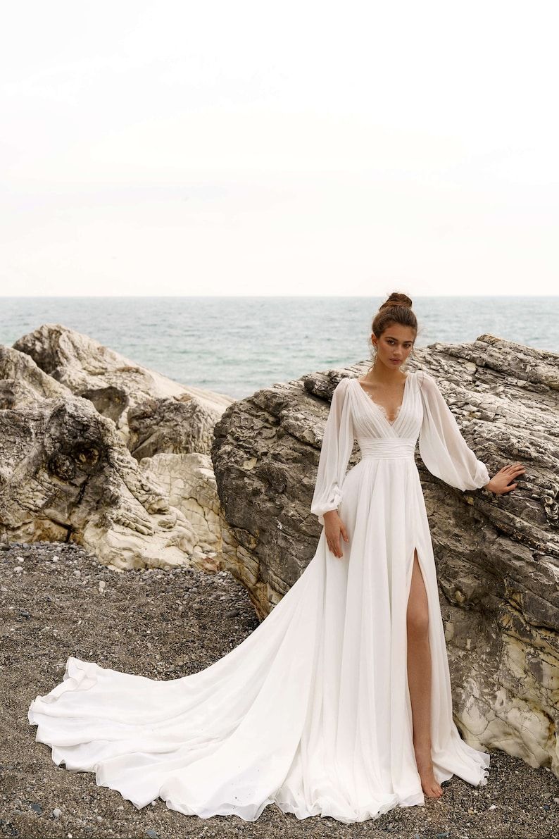 Choose stylish and excellent wedding dresses with sleeves