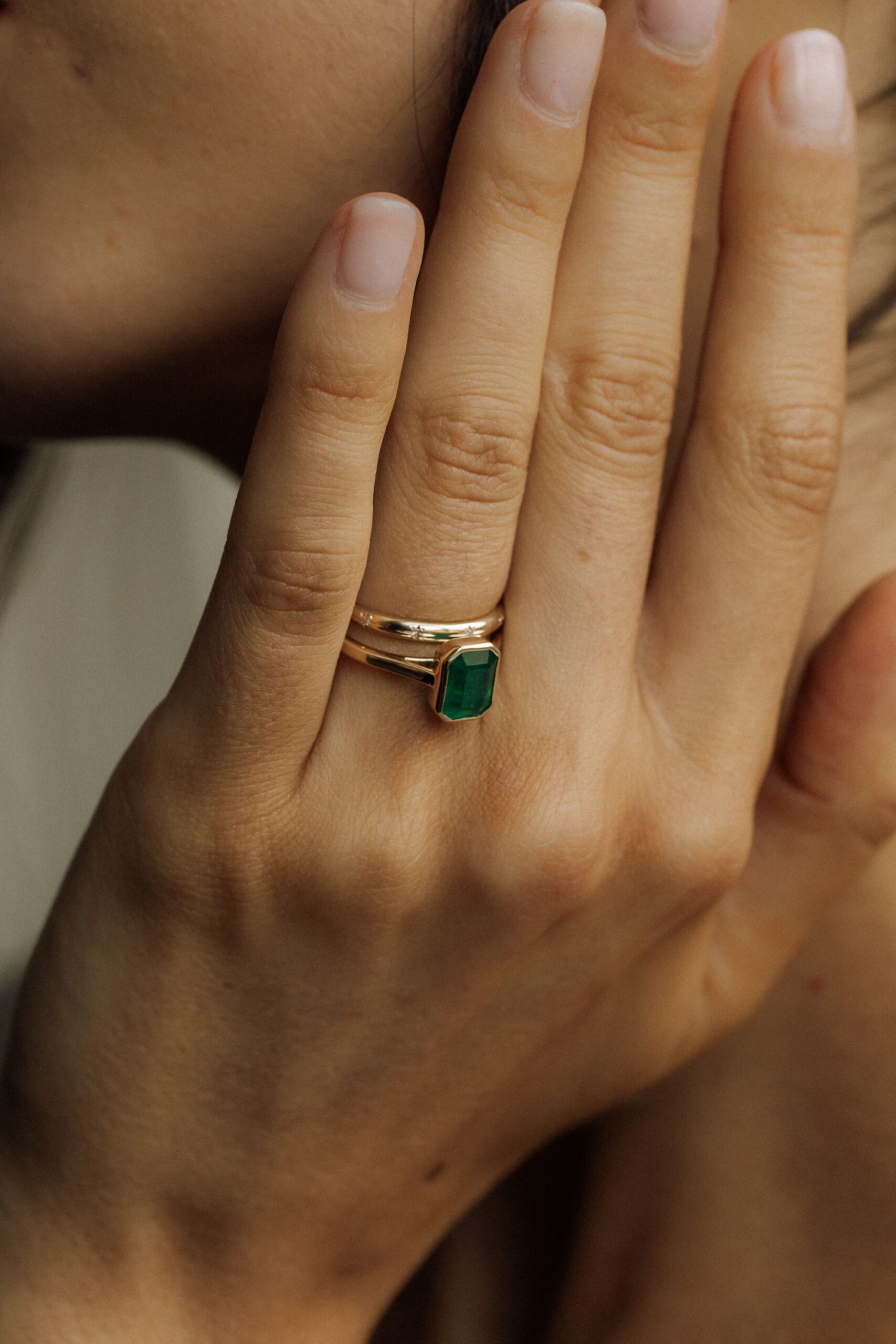 Groom your personality with elegant emerald ring