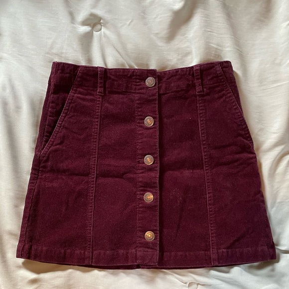How to Wear Maroon Skirt: Top 15 Ladylike & Elegant Outfit Ideas