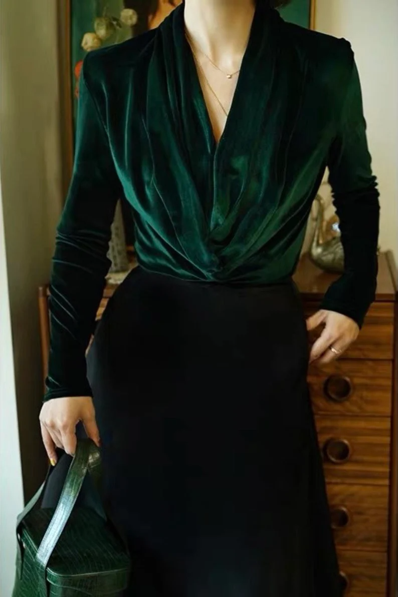 Best 13 Emerald Green Top Outfit Ideas for Women: Style Guide