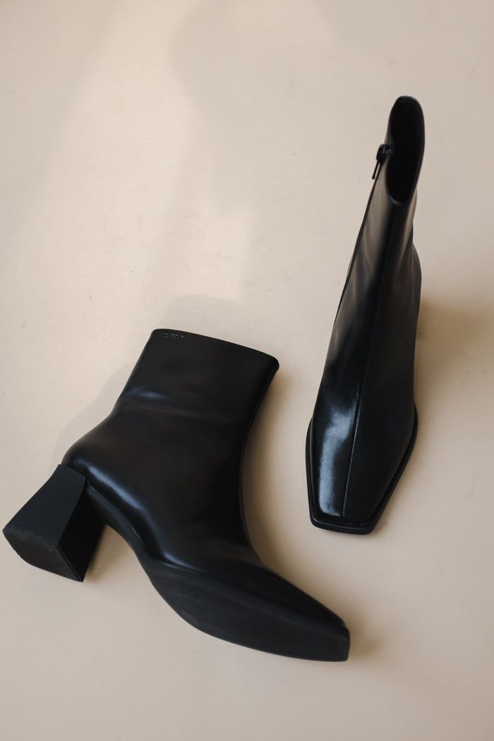 Make your style attractive with black heel boots