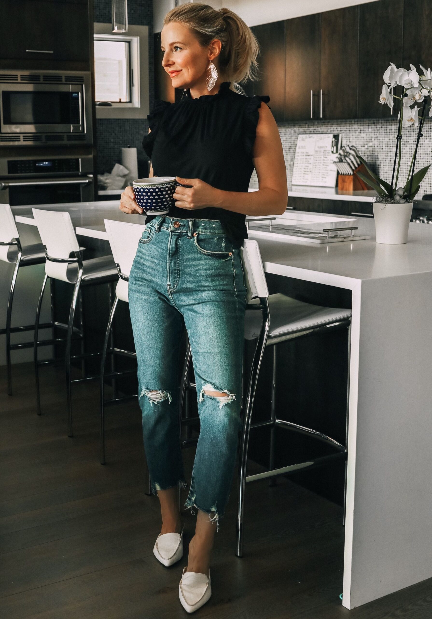 How to Wear Distressed Mom Jeans: Best 13 Stylish & Slimming Outfits for Ladies