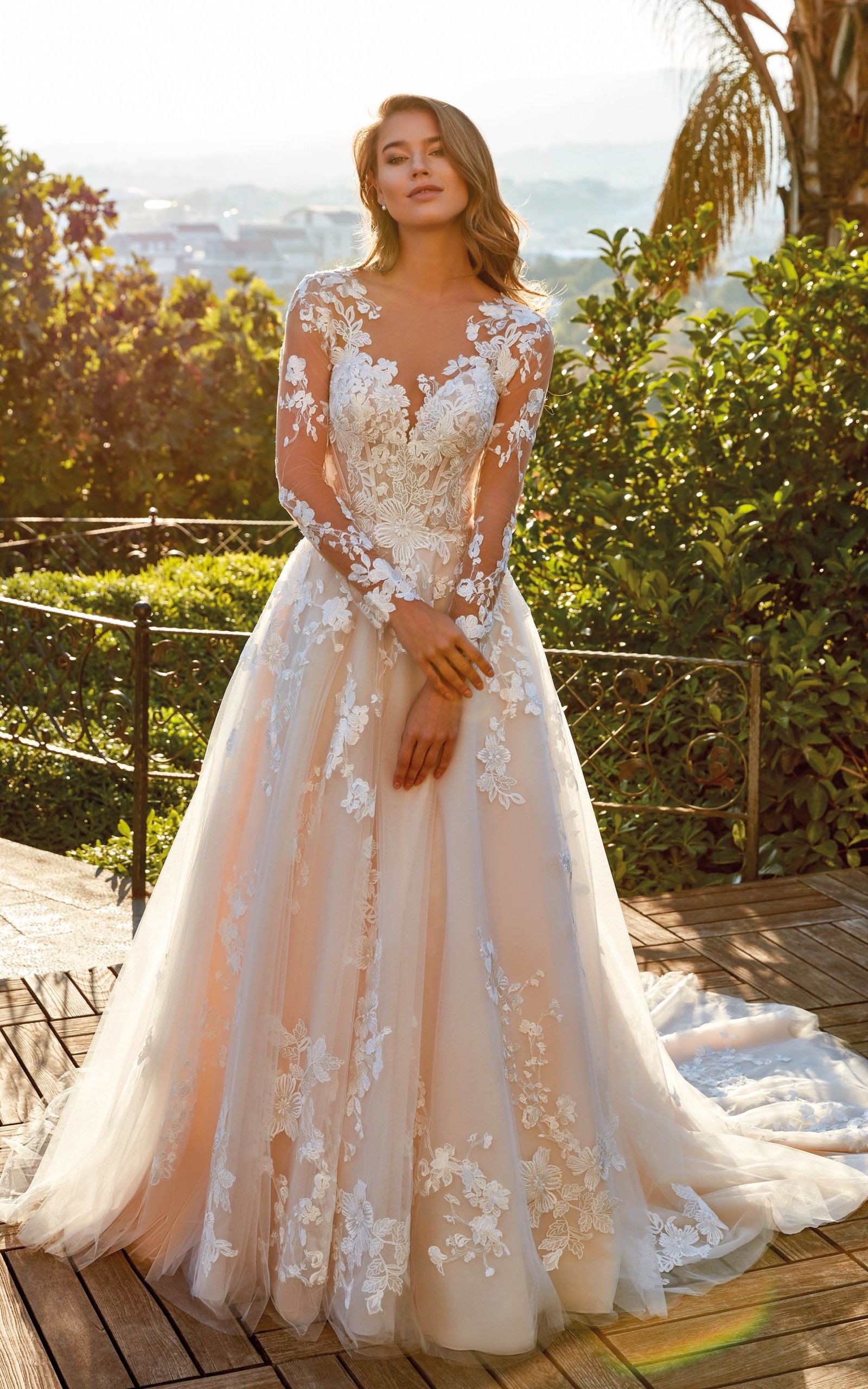 Choose stylish and excellent wedding dresses with sleeves