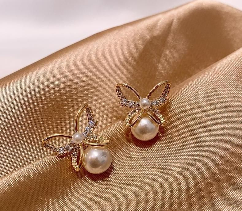 Choose pearl stud earrings for great looks