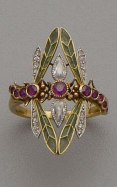 Buy costume jewelry rings to beautify your look