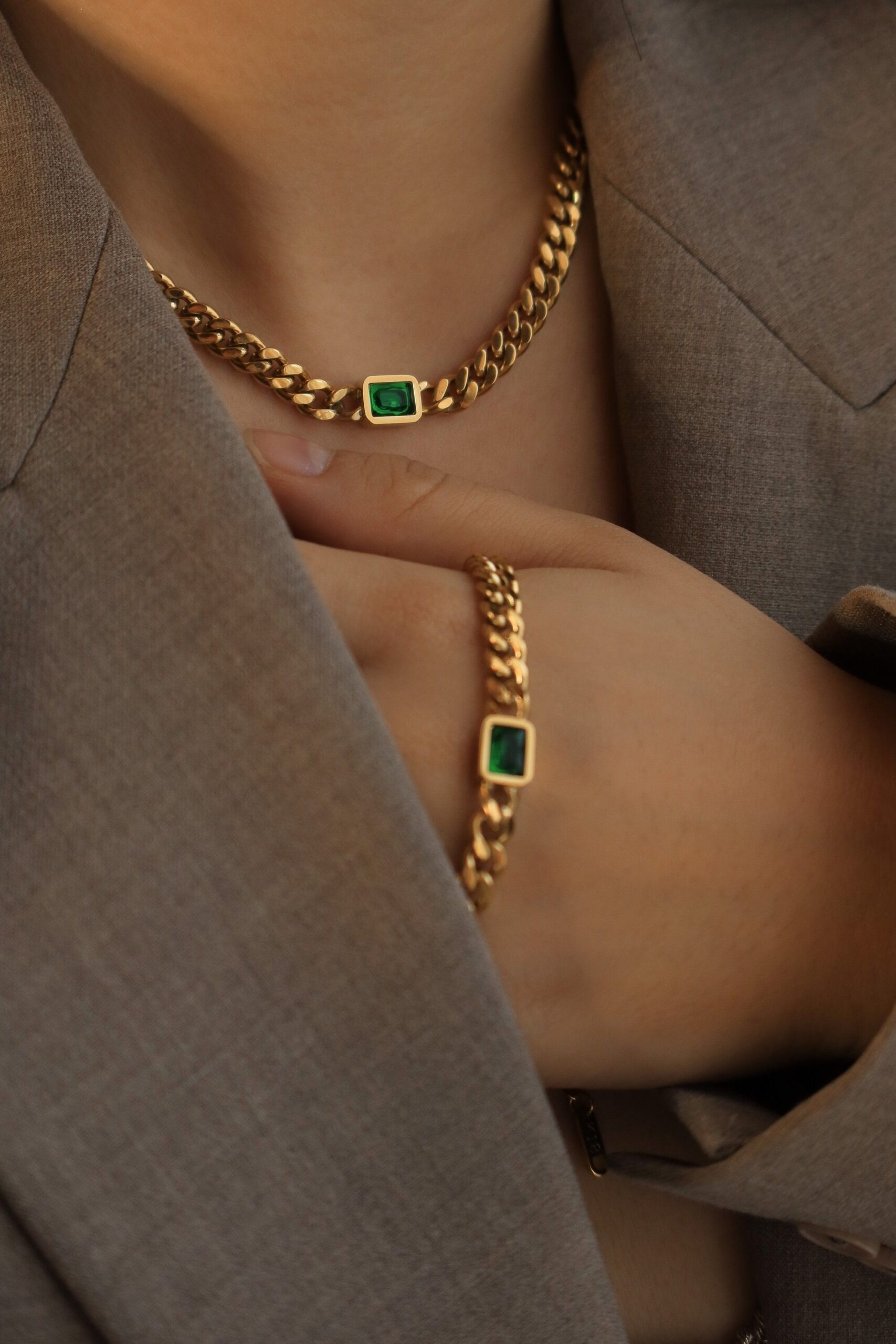 Make a style with attractive Emerald bracelets