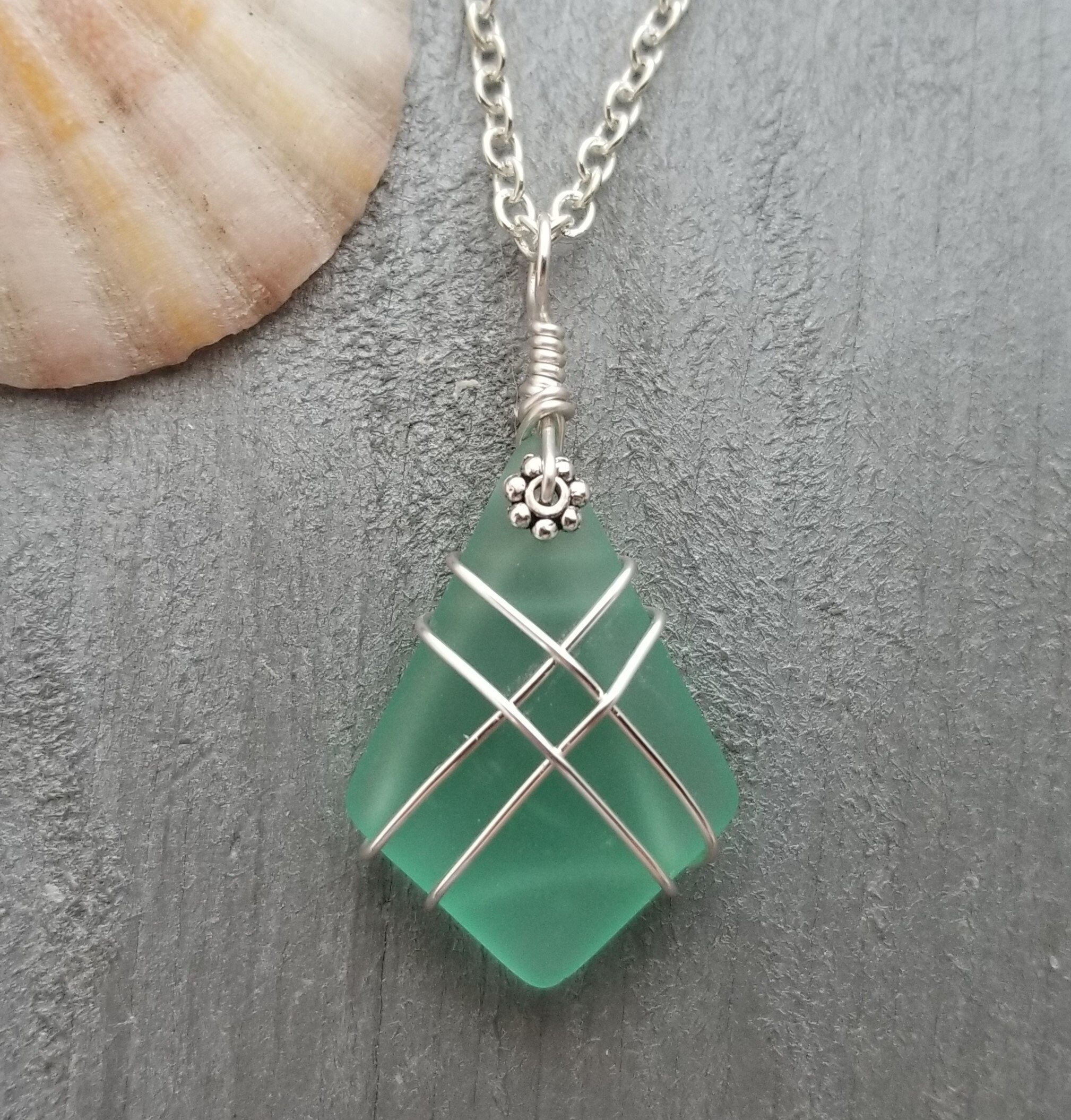 Trendy designs to choose in glass necklaces