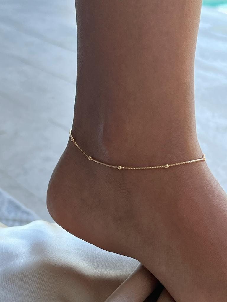 Beautiful designs of gold anklet to look appealing