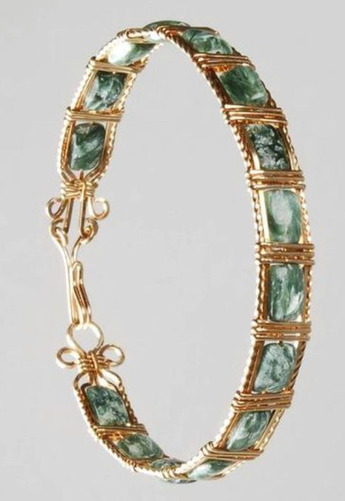 Handmade wire jewelry looks elegant